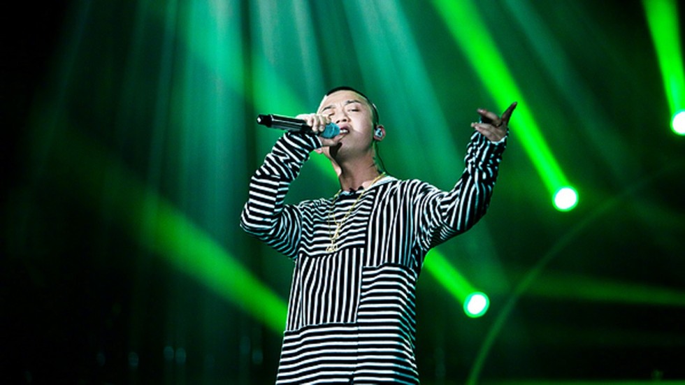 chinese hairy singer Chinese hairy singer